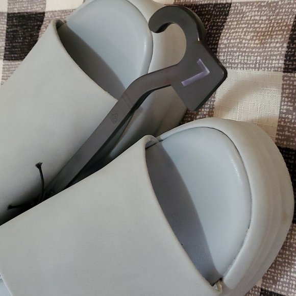 Women's Flatform Wedge Sandals - Picture 9 of 17